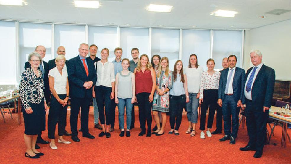 Elf Studierende der European Medical School (EMS) hatten Gelegenheit, über ihre bisherigen Erfahrungen zu berichten im Gespräch mit unter anderem (vorne von links) Prof. Dr. Gerda Croiset, Prodekanin für Lehre und Ausbildung der Rijksuniversiteit Groningen (RUG), Staatssekretärin Dr. Sabine Johannsen und Minister Björn Thümler sowie (rechts) Prof. Dr. Erik Boddeke, Prodekan für Forschung. © Foto: Kuper