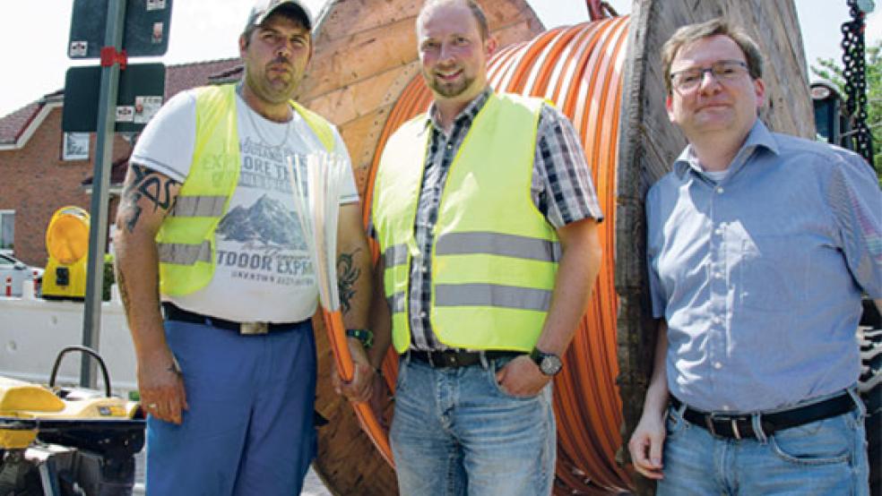 Ziehen an einem Strang beim Breitband-Ausbau: (von links) Vorarbeiter Michael Sonnenberg, Bauleiter Thorsten Kocks und Diplom-Ingenieur Jürgen Wildeboer, Geschäftsführer der Firma Wildeboer, an der Baustelle im Torumer Ring. Derzeit laufen die Verlegearbeiten im Jansumer Ring. © Fotos: Hanken