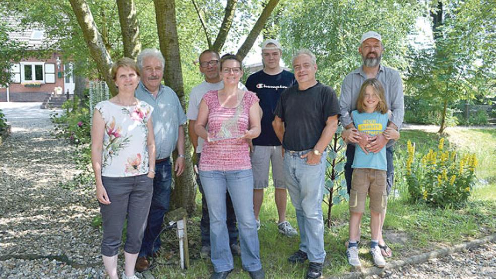 Freuen sich schon auf das »Grenzenlos«-Festival in Coldam jetzt am Wochenende (von links): Martina Salie (Stadtmarketing Leer), Rico Mecklenburg (Ostfriesische Landschaft), Vincent und Gemma van Leeuwen (Kunstzentrum Coldam), Sebastian Lössl (Klanginstallation), Jens Scheffer (Wortmanufaktur Weener) und Mitorganisator Rainer Geerdes mit seinem Sohn Theo.  © Foto: Stadt Leer