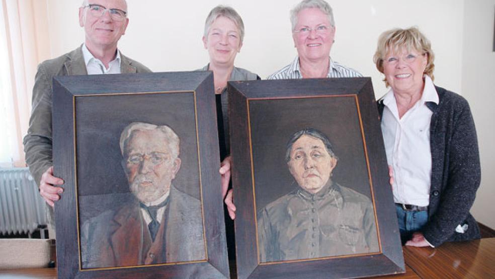 Die Portraits von Pastor Dr. jur. Arnold Wilhelm Nordbeck und seiner Ehefrau Gesine (geb. Koppelmann) bekommen einen Ehrenplatz im Gemeindehaus der evangelisch-reformierten Kirche in Ditzumerverlaat. Die Enkelin Dorothea Anna Friederike Nordbeck (Zweite von rechts) überreichte die Gemälde gestern an (von links) Pastor Michael Groothues und die beiden Kirchenratsvorsitzenden Okka Janssen (Ditzumerverlaat) und Evi Neelen (Landschaftspolder). © Foto: Szyska