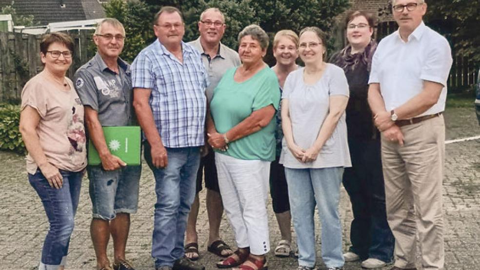 Der neue Vorstand des SPD-Ortsvereins Möhlenwarf (von links): Heike Cassens, Garrelt Janssen, Richard Bloem, Theo Timmer, Alide Kuper, Edith Timmer, Eike Müller, Elke Bloem und Helmut Geuken. Es fehlt Hans-Ludwig Timmer. © Fotos: SPD