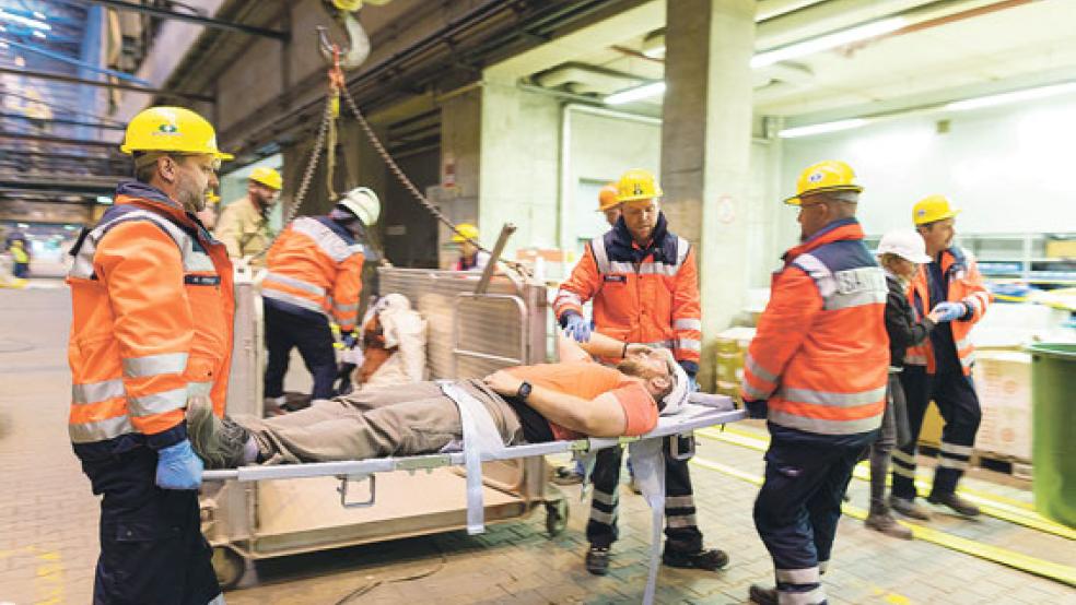 Unter Anderem musste ein schwer verletzter Mann gerettet werden. © Foto: Meyer Werft