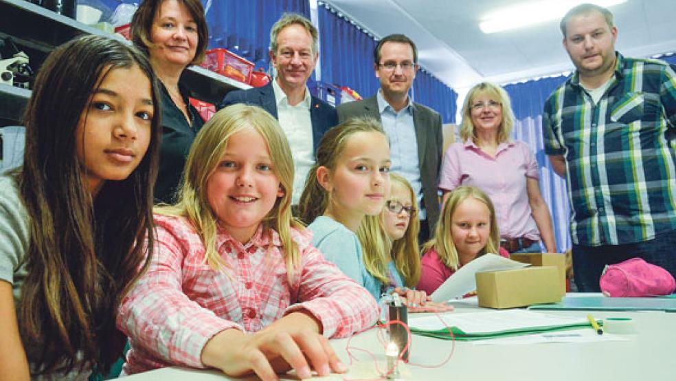 Für Technik begeistern konnte das Modul »Blinzeln« nicht nur Florentina, Laura, Nadiah, Lea und Teelke. Konrektorin Anja Meißner, Andreas Meinders (Orgadata und Software-Netzwerk) und Thomas Dreesmann vom Landkreis Leer warfen einen Blick in den Unterricht von Antje Leemhuis und Tobias Brinkschröder (hinten, von links). © Fotos: Muising