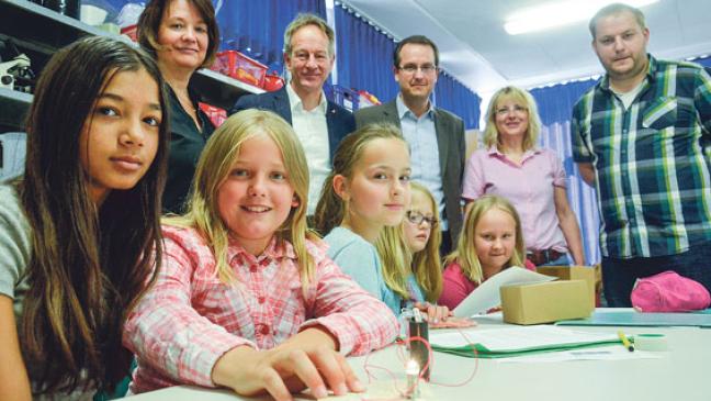 Grundschülern geht ein  Licht auf