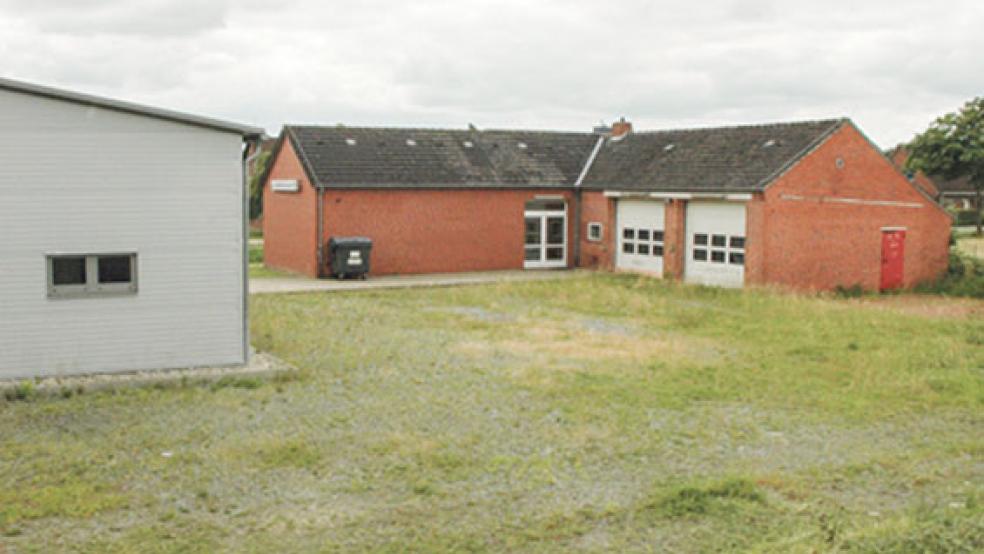 Das alte Feuerwehrhaus in Bingum soll in rund sechs Wochen abgerissen werden. Das Bebauungsplanverfahren für den in der Nachbarschaft geplanten zweiten Abschnitt des Wohngebiets soll bis zum Jahresende abgeschlossen werden. © Foto: Szyska