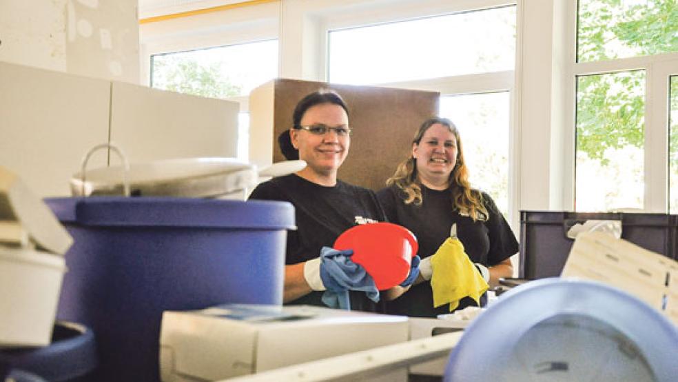 Daniela Kuhlmann und Eva Abbenseth (links) von der Firma »Frisia Gebäudereinigung« mit Sitz in Hinte (Landkreis Aurich) sind auch an der Förderschule in Weener im Einsatz. © Foto: Boelmann