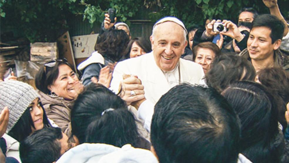 Prunk und Luxus sind nicht sein Ding: Stattdessen sucht Papst Franziskus den direkten Kontakt zu den Menschen und ihren Schicksalen. © Foto: PFAMOHW-Wenders 