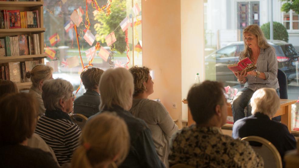 Eine Mischung aus Krimi, Kurzgeschichte und Gedicht bot Birgit Rutenberg bei ihrer Lesung in der Buchhandlung Klinkenborg vor rund 20 Zuhörern. © Klemmer