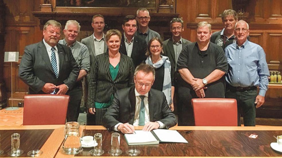 Mit der Ernennung durch den Kommissar des Königs, René Paas (vorne), ist es perfekt: Rika Pot soll wahrnehmende Bürgermeisterin der Gemeinde Oldambt werden. Das Foto zeigt Paas mit den Fraktionsvorsitzenden, der stellvertretenden Bürgermeisterin Laura Broekhuizen und Gemeindesekretär Herman Groothuis. © Foto: Gemeinde Oldambt