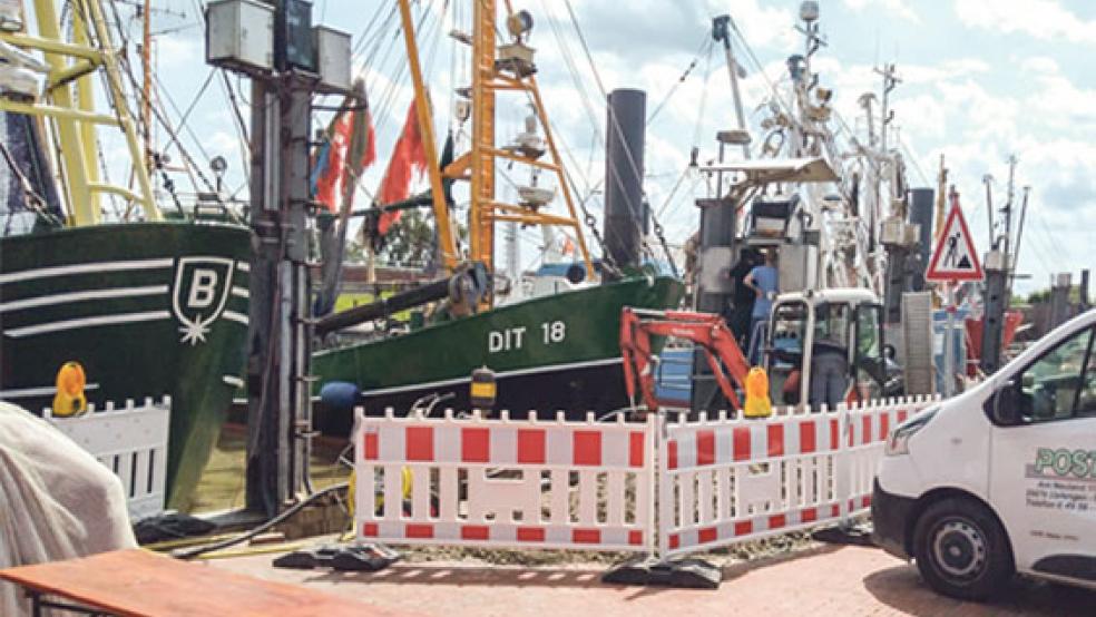 Am Ditzumer Hafen haben am Donnerstag die Arbeiten zur Verlegung einer rund 40 Meter langen Wasserleitung begonnen. Verteilt auf die Liegeplätze der Krabbenkutter werden vier Zapfstellen an den Dalben installiert. © Foto: privat