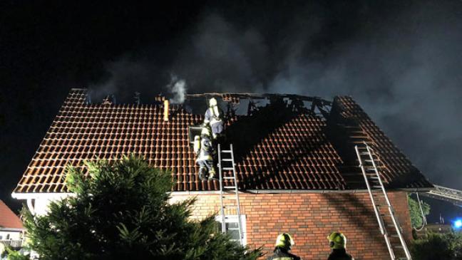 Dachstuhl steht in Flammen