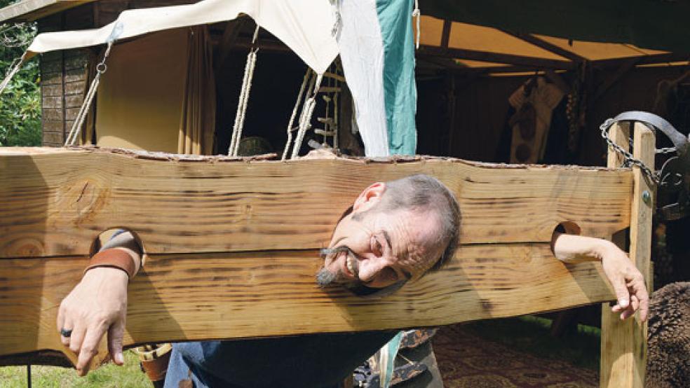 An den Pranger musste Thomas Küpker aus Kirchborgum zum Glück nur für das Foto, denn bei den Besuchern kam sein Mittelalter-Stand gut an. © Fotos: Himstedt