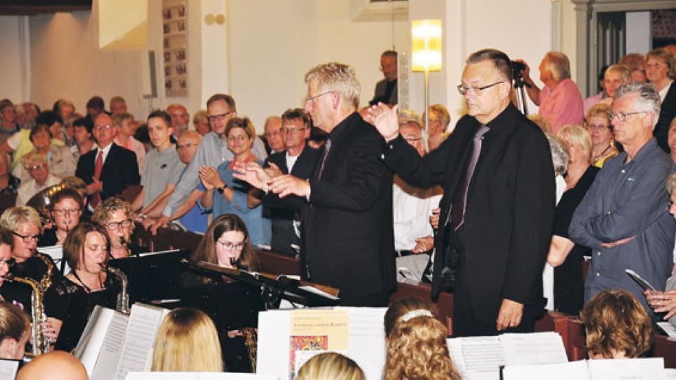Bei der Zugabe »Oh, when the saints« dirigierten Ludwig Sonnenberg und Bauke Burghgraef gemeinsam die mehr als 70 Musiker in der Georgskirche in Weener. © Fotos: Wolters 