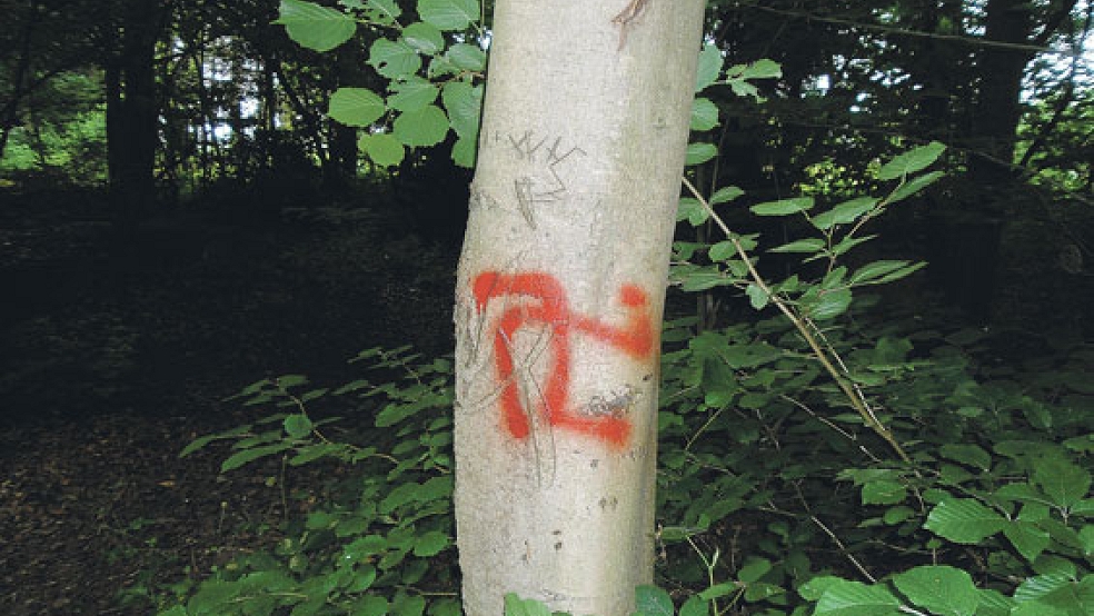 Auch vor den Bäumen im Stapelmoorer Park machte die blinde Zerstörungswut der Vandalen keinen Halt. Einige Stämme wurden mit roter Farbe besprüht - zum Teil mit obszönen Motiven oder hakenkreuzähnlichen Symbolen. © Foto: Adolf Freese (ISP)