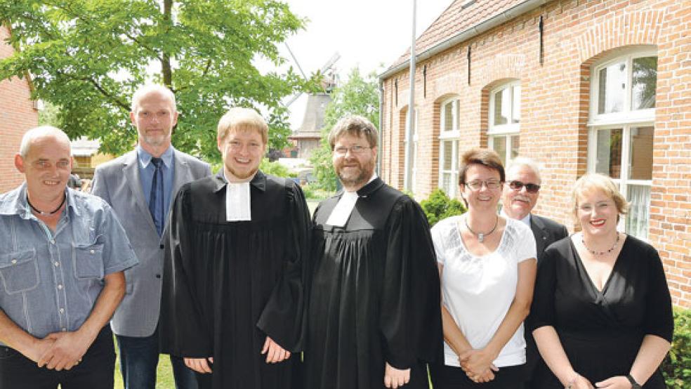 Nahmen an der Ordination in der reformierten Kirche in Jemgum teil (von links): Wilfried Boekhoff (Kirchengemeinde Marienchor) Heinrich van Lessen (Böhmerwold), Pastor Thomas Weyermanns, Präses Ard Nap, Nicole Zimmer (Midlum), Wolfgang Philipps (Moderamen) und Barbara Saadthoff Niemeyer (Jemgum).  © Foto: Boelmann