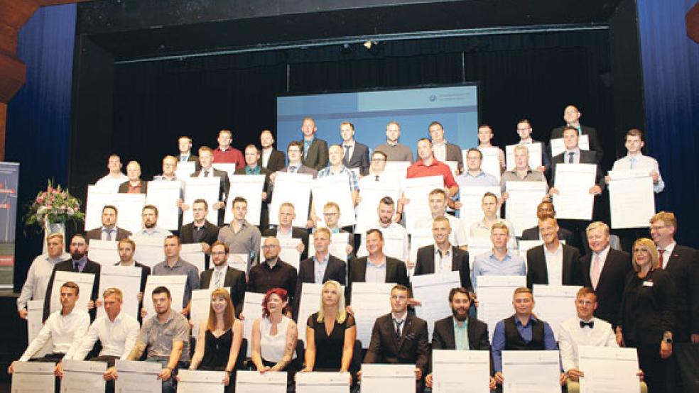 Zu den 65 frischgebackenen Handwerksmeistern gehören auch Malte Dannen aus Nendorp und Maik van Rüschen aus Midlum. © Foto: HWK