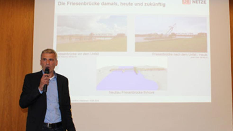 Den aktuellen Planungsstand zum Wiederaufbau der Friesenbrücke stellte Peter Seitz von der Deutschen Bahn vor. © Foto: Belling