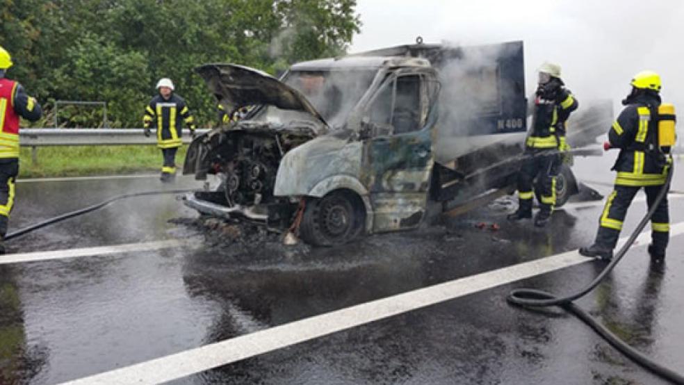 Da konnte auch die Feuerwehr nicht mehr helfen: der VW-Crafter brannte komplett aus.  © Foto: Polizei