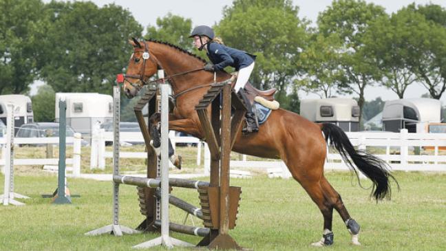 Smidt vom RuF Leer-Bingum gewinnt L-Springen