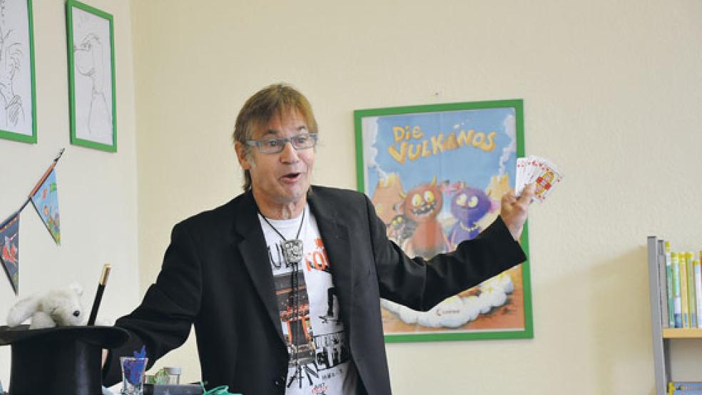 Zauberer »Chico« aus Stapelmoor, alias Heiko Knoren, verblüffte die Kinder mit vielen Tricks.  © Foto: Boelmann
