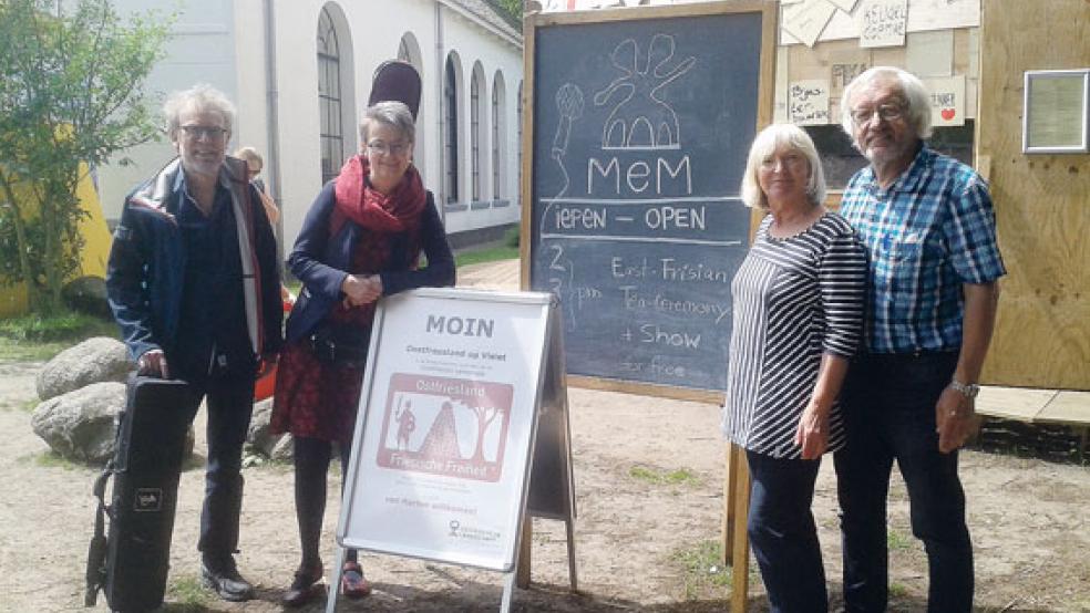 Die ostfriesischen Autoren vor dem Sprachenpavillon in Leeuwarden (von links): Roland Dubberke, Jutta Oltmanns, Elise Andresen-Bunjes und Carl-Heinz Dirks. © Foto: Dirks-Rykena