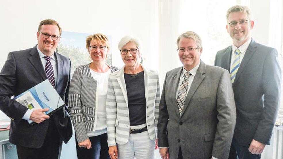 Austausch in Hannover (von links): Bernard Krone, Barbara Otte-Kinast, Hildegard Zeck, Bernd Bornemann und Dr. Dirk Lüerßen. © Foto: Ems-Achse
