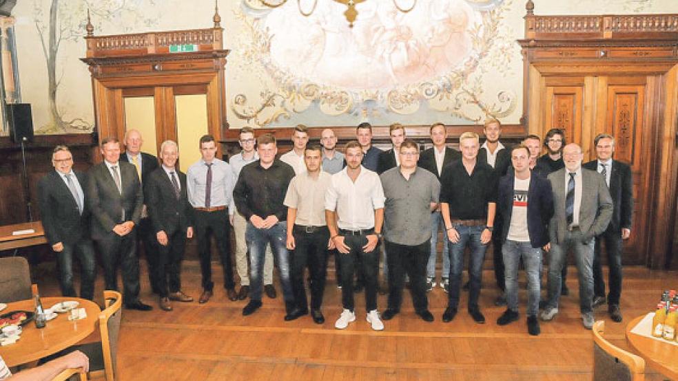 Feierstunde im historischen Rathaussaal in Leer: Die frischgebackenen Maurer-Gesellen der Baugewerbe-Innung Leer-Rheiderland. Rechts:  © Fotos: Wolters