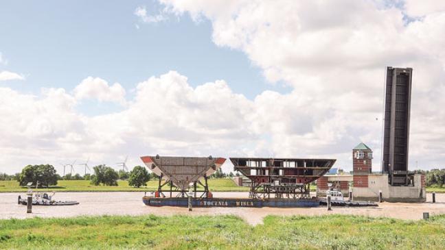 Schiffssegmente per Ponton zur Meyer Werft