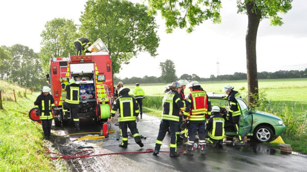Der Unfall eines VW Polo in Nettelburg setzte eine Kettenreaktion in Gang: Eine zweite Autofahrerin kam vor Schreck an der Unglücksstelle von der Straße ab und fuhr gegen einen Baum. © Foto: Wolters
