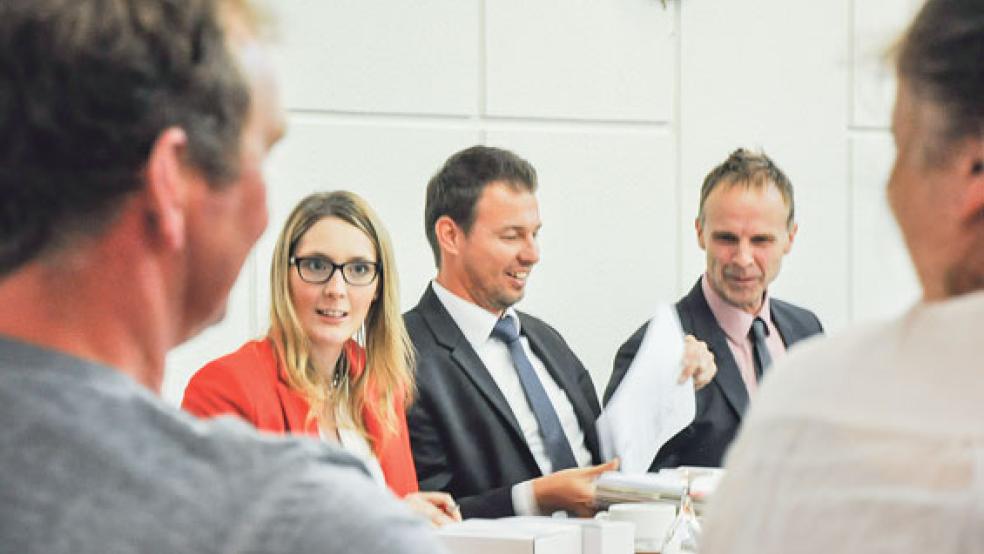 An der Sitzung des Stadtrates am Donnerstagabend nahmen auch (von links) Xenia Nording, Ingo Großpietsch und Hermann Welp (alle Stadtverwaltung) teil. © Foto: Boelmann