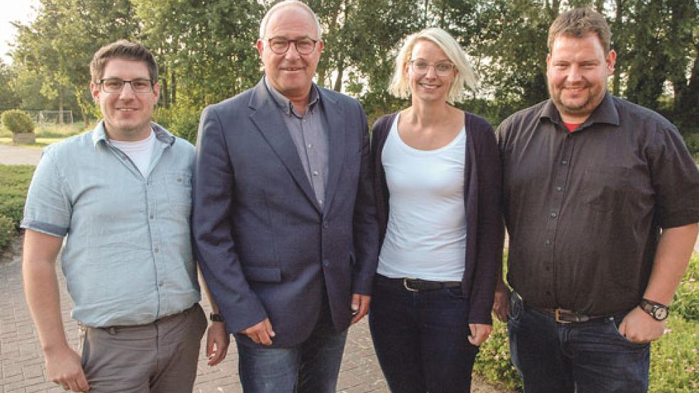 Mit einem jungen Leitungsteam lenkt Bürgermeister Hans-Peter Heikens (Zweiter von links) die Geschicke der Gemeindeverwaltung in Jemgum. Auf seinen Vorschlag hin wählte der Gemeinderat einstimmig Insa Bruhns aus Ditzum zu seiner Allgemeinen Vertreterin. Sie wird in dieser Funktion die Nachfolge von Martin Schilling antreten und erweitert damit die Führungsriege, der auch die beiden Fachbereichsleiter Frank Sap (links) und Rainer Smidt (rechts) angehören. © Foto: Szyska