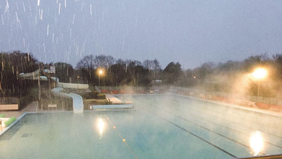 Das Badevergnügen im Friesenbad in Weener wird nächstes Jahr teurer werden. Die Eintrittspreise sollen turnusgemäß erhöht werden.  © Foto: RZ-Archiv