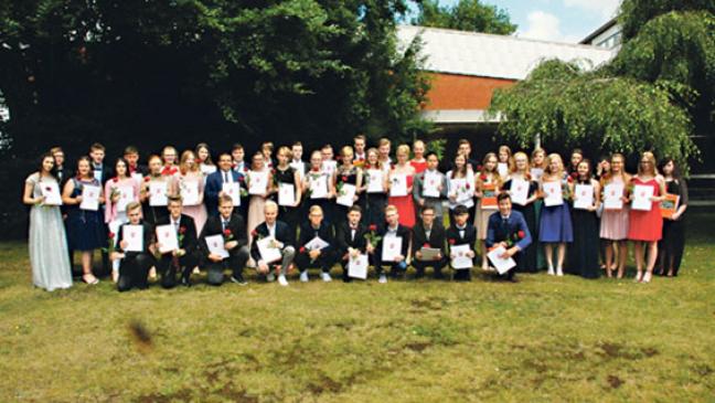 Abschied von der Schule mit roten Rosen