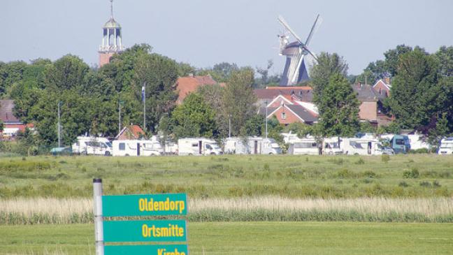 Neuer Platz mit Stellflächen für 100 Autos