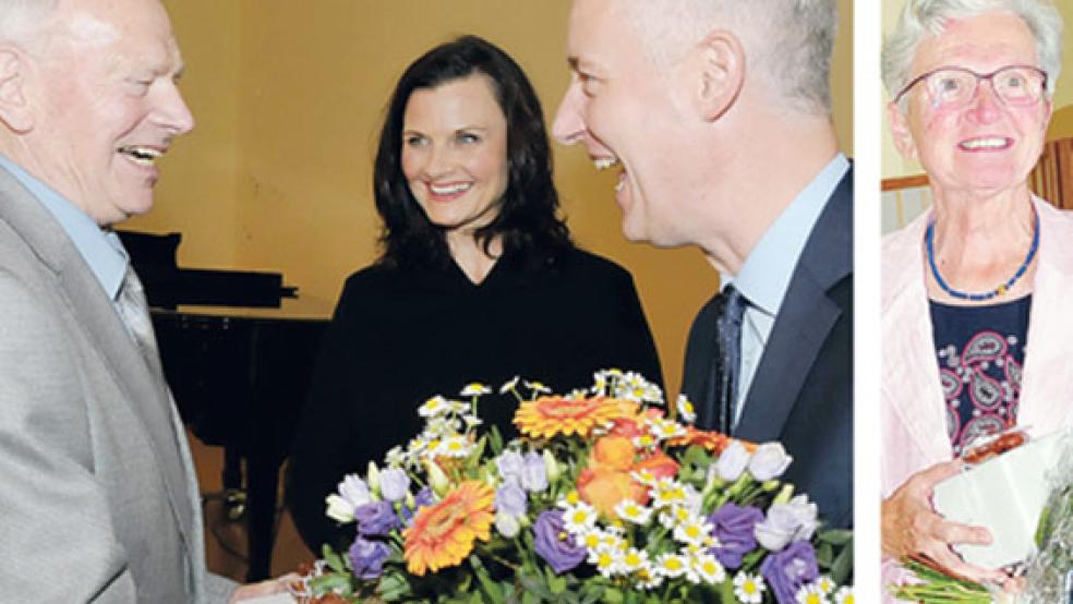 Strahlende Gesichter bei der »Blinkfüür«-Verleihung: Gerhard Busemann nimmt die Auszeichnung von Landrat Groote und Schirmherrin Connemann entgegen (links). Rechts: Edith Huisinga mit Gitta Connemann. © Fotos: Wolters