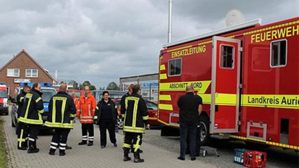 Ein Großaufgebot an Einsatzkräften beteiligte sich am Samstag an der Suche nach einem 65-Jährigen aus Hinte. Der Mann befindet sich in einem Leeraner Krankenhaus. © Foto: Florian Janssen/Feuerwehr