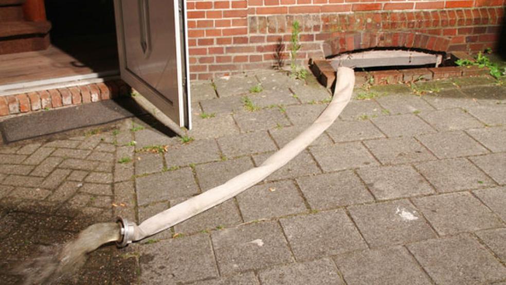 Einen verheerenden Wasserschaden hat es in der Nacht in einem Mehrparteien-Haus in Weener gegeben. © Foto: J. Rand/Feuerwehr
