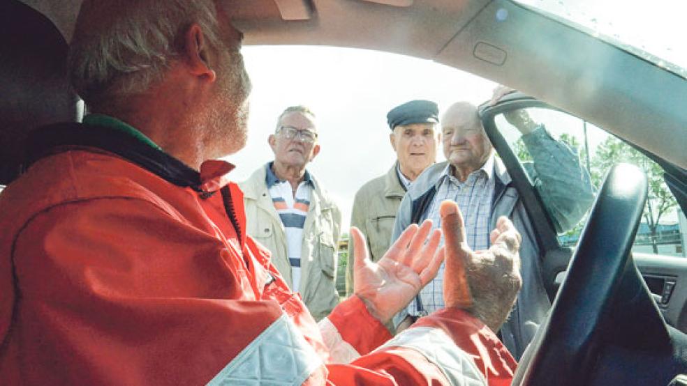 Interessiert lauschten die Teilnehmer den Erklärungen von Fahrtrainer Hermann Diekhoff. © Fotos: Muising