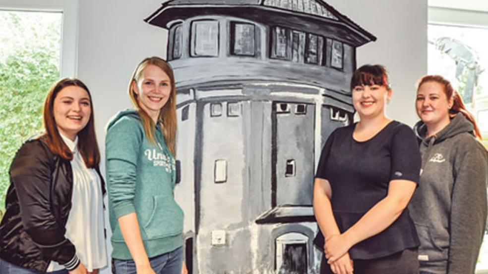 Sind zufrieden mit der Sanierung des Jugendzentrums »Wasserturm« in Weener (von links): Gözde, JuZ-Leiterin Christina Frey, Michelle und Mareike. Am Freitag wird das Ergebnis um 14 Uhr auch der Öffentlichkeit vorgestellt.  © Foto: Boelmann