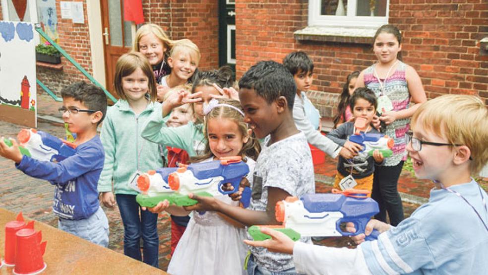 Das Zielspritzen war für die Kleinen ein großes Highlight. Aber auch das Feuerwehrauto, die kleine Bäckerei oder die Tuchmalerei kamen bei den Kinder gut an. © Foto: Himstedt