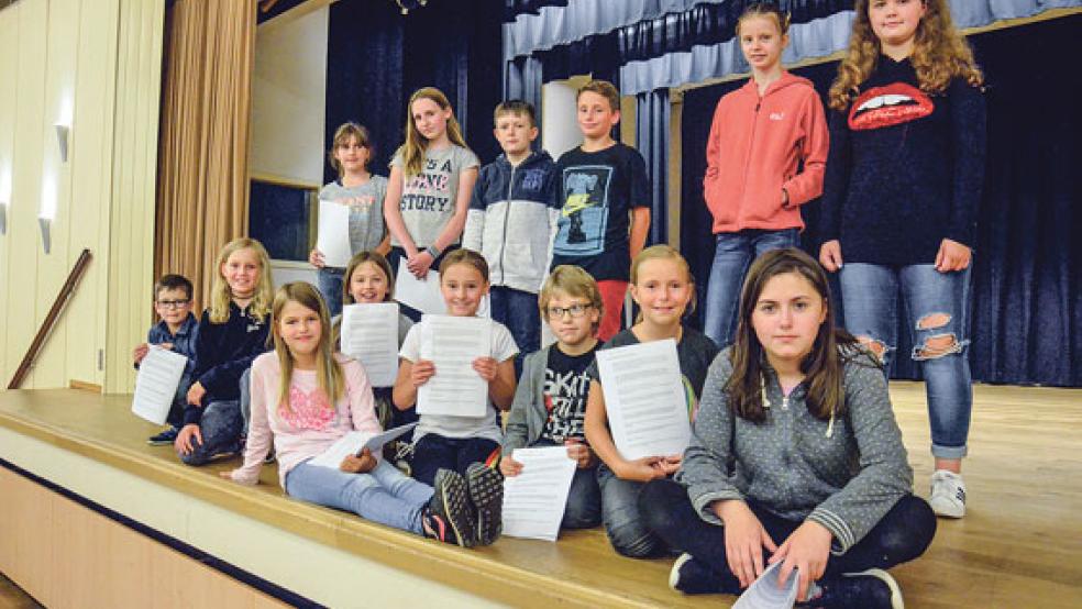 Diese rundum sorglos Schüler konnten sich am Montag über ihre Rollen freuen. Die Elisa spielt Jule Geuken (Mitte, im rosa Pullover). © Foto: Muising