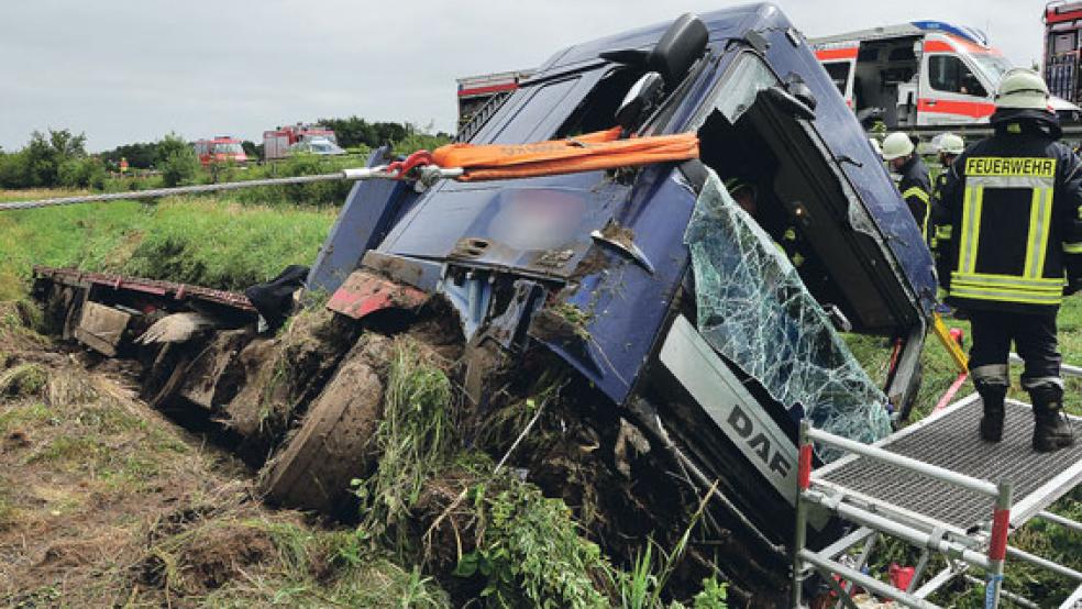 Der Fahrer musste mit Hilfe der Feuerwehr aus dem Führerhaus des Sattelzugs befreit werden. © Foto: Wolters