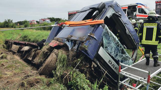 Lkw-Fahrer schwer verletzt