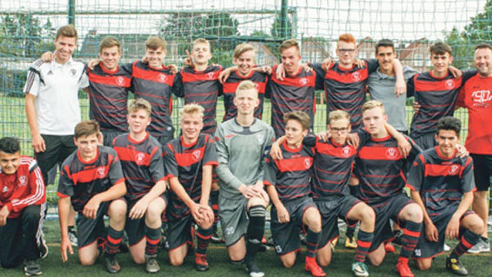 Die Aufstiegshelden der Bunder B-Jugend: Trainer Christoph Buse, Steffen Buse,Luca Swart, Philipp Müller, Ben de Vries, Jesse de Vries, Thorben Haken, Jonas Hantschel, Tim Sanders und Trainer Peter Swart (hintere Reihe von links). Mohammad Ibrahim, Joost Groeneveld, Niklas Meijer, Dani van Hemmen, Joost Oltrop, Marvin Pletsch, Jelto Neumann, Jonas Reck und Ammar Khlaf (Untere Reihe von links). Es fehlt Ahmad Shamia. © Foto: privat