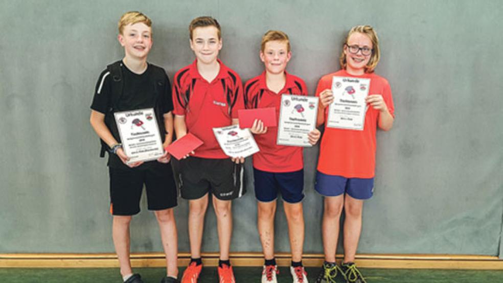 Die Schüler Tebbe van Lessen (zweiter Platz der Trostrunde), Silas Koenen (erster Platz Trostrunde) , Mauritz Jürrens (zweiter Platz Hauptturnier), Julian Kreth (erster Platz Hauptturnier Vereinsmeister) nahmen erfolgreich am Tischtennisturnier teil (von links). © Foto: privat