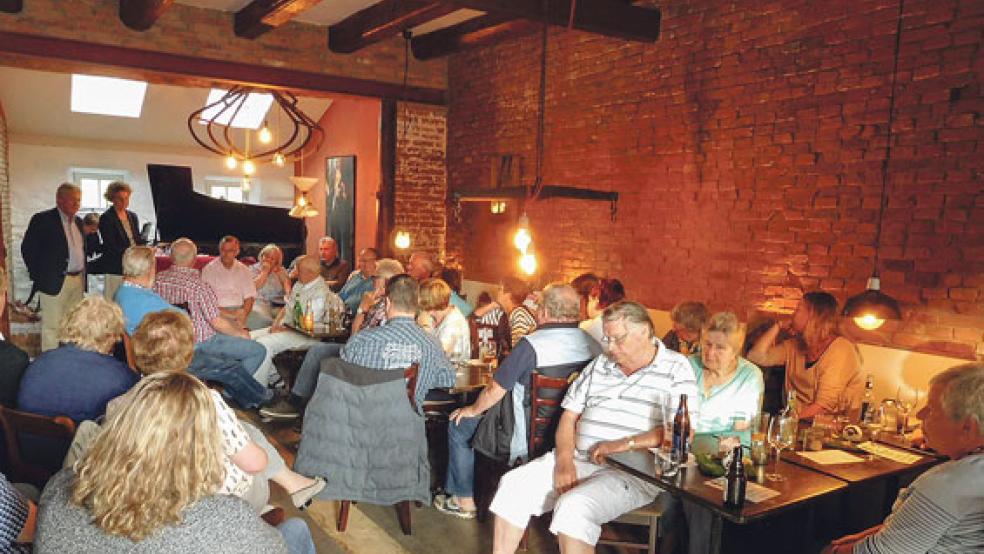 Rund 60 Einwohner folgten der Einladung des Vereins »Bürger für Bingum« in das neue Café am Bingumer Deich, um mit Bürgermeisterin Beatrix Kuhl über drängende Fragen der Ortsentwicklung zu sprechen. © Foto: Verein »Bürger für Bingum«