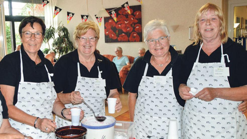 Mit oder ohne Schuss - und auf alle Fälle mit ganz viel Früchten: Der Teepunsch der Stapelmoorer Landfrauen sorgte für sonnige Gemüter. © Fotos: Himstedt