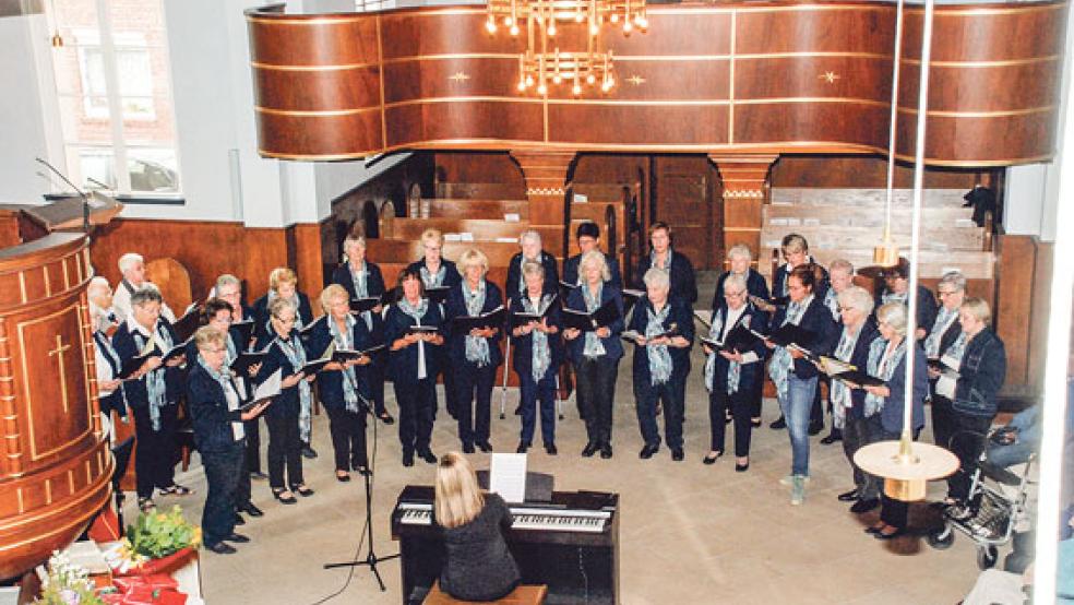 Der Frauenchor Jemgum begrüßte in der evangelisch-reformierten Kirche seine Gäste mit dem »Mölenlied«. © Fotos: Kuper