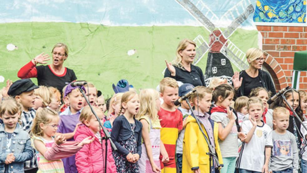 Bei typischem Schmuddelwetter wurde das Ostfriesland-Sommerfest der Jona-Kita gefeiert. Es gab unter anderem ein Singspiel zu »Lükko Leuchtturm«. © Fotos: Hanken