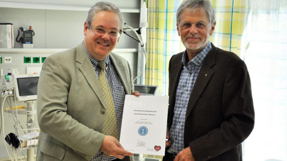 Holger Glienke, Geschäftsführer Klinikum Leer, und Gerald Zinn, Chefarzt Inselkrankenhaus Borkum, freuen sich über die Urkunde der Deutschen Herzstiftung »Mit Herz dabei«. © Foto: Klinikum Leer